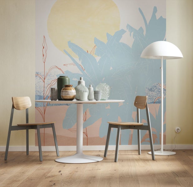 Esszimmer mit Tisch, Stühlen, Stehlampe und bedruckter Tapete.