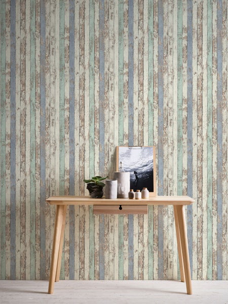 Holzoptik Tapete mit Tisch und Dekoration im Raum