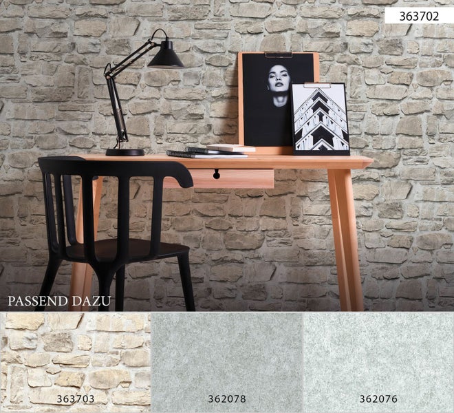 Arbeitszimmer mit Steintapete, Schreibtisch und Stuhl