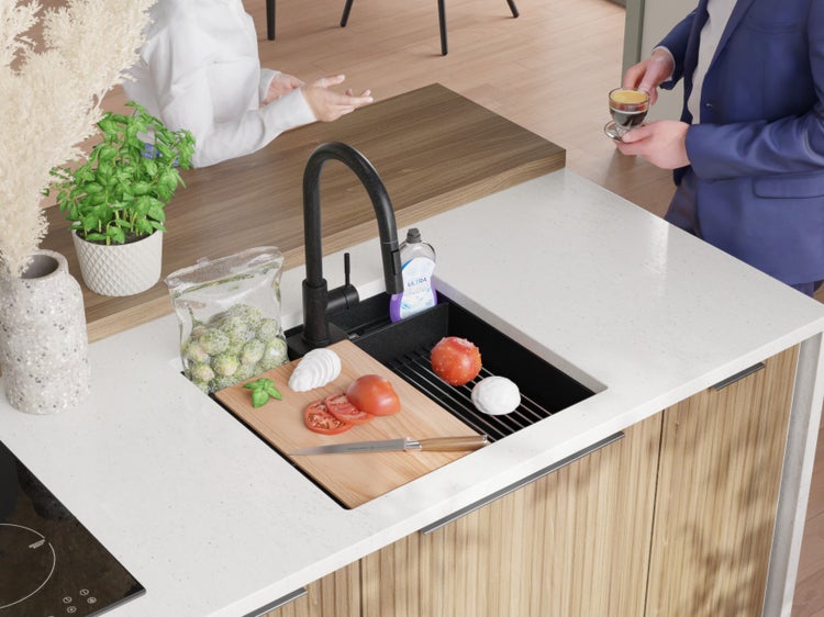 Spüle mit Armatur, Schneidebrett, Gemüse und Spülmittel in einer modernen Küche.