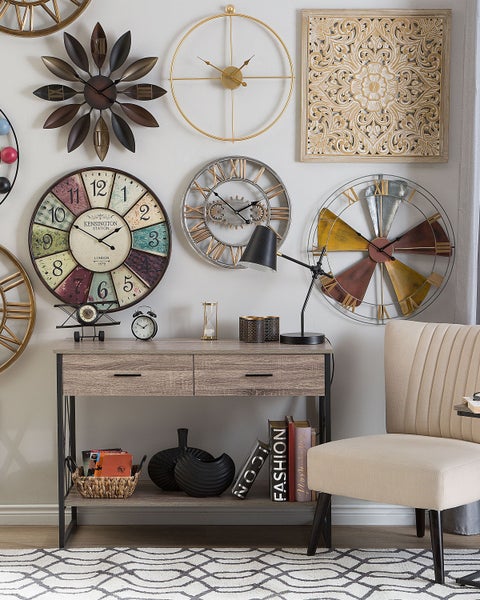 Wanduhr mit Kette zum Aufhängen und schwarzem Zifferblatt