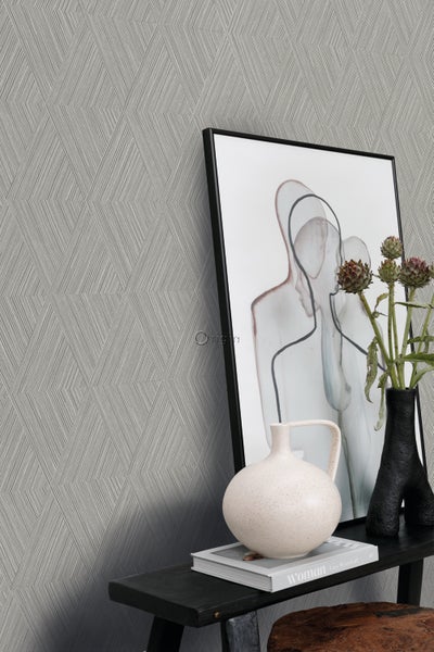 Nahaufnahme einer Wand mit geometrischer Vliestapete in einem Wohnraum