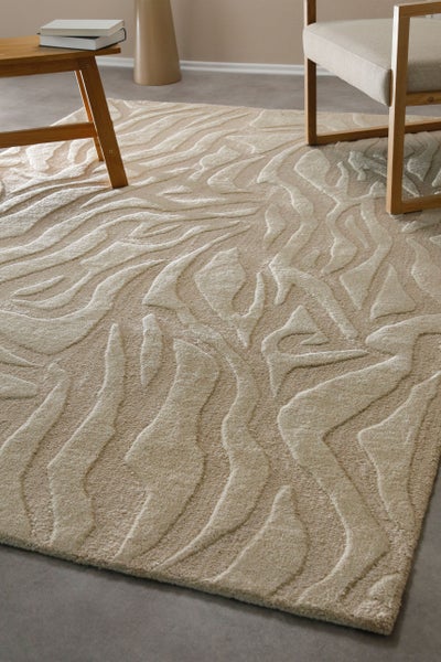 Teppich mit Hoch-Tief-Struktur und abstraktem Wellenmuster in einem modern eingerichteten Raum mit Holzmöbeln.