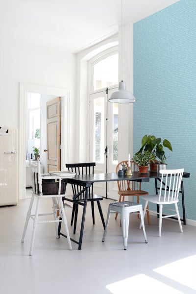 Heller Essbereich mit Esstisch, Stühlen und dekorativer Wandtapete
