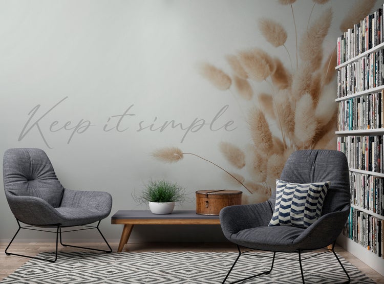 Wohnzimmer mit zwei Sesseln, Couchtisch, Bücherregal und dekorativer Tapete