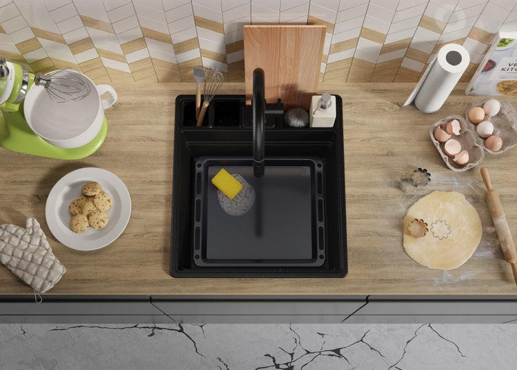 Küchenszene mit Spüle, Armatur, Küchenmaschine, Backutensilien und Zutaten