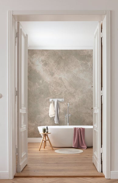 Badezimmer mit freistehender Badewanne, Holzboden und geöffneter Tür