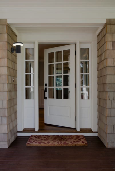 Eingangsbereich mit Haustür, Aussenleuchte und Fussmatte