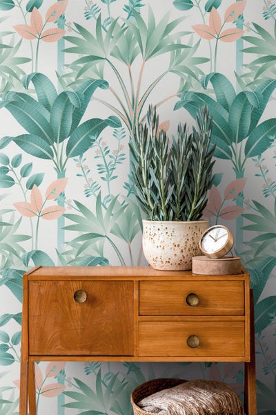 Wohnzimmer mit Sessel, Stehlampe und Tapete mit Pflanzenmuster