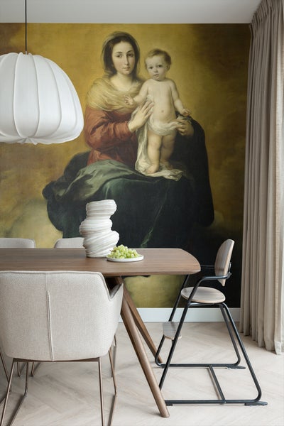 Esszimmer mit Esstisch, Stühlen, Lampe und dekorativer Tapete