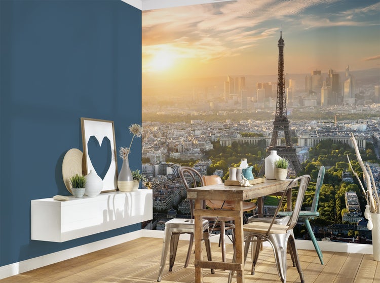 Vlies-Fototapete mit Pariser Stadtansicht, Eiffelturm und Sonnenuntergang in einem modern eingerichteten Esszimmer.