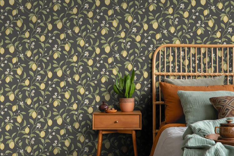 Dekoratives Schlafzimmer mit Zitronenmuster-Tapete, Nachttisch und Bett