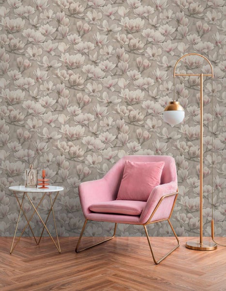 Vliestapete mit Magnolienblüten Motiv in einer stilvollen Wohnzimmerszene mit einem rosa Sessel und einer Stehlampe.