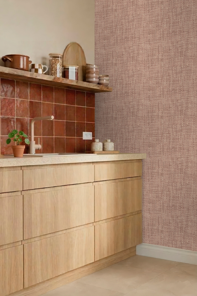 Moderne Küche mit hellen Holzunterschränken, Fliesenspiegel in Terracotta und strukturierter Tapete in Leinenoptik.
