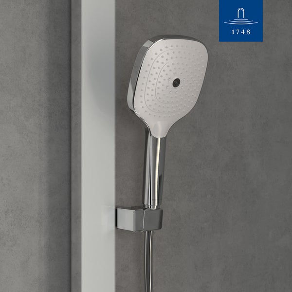 Villeroy und Boch Logo. Handbrause mit eckigem Duschkopf und Duschstange an einer gefliesten Wand.