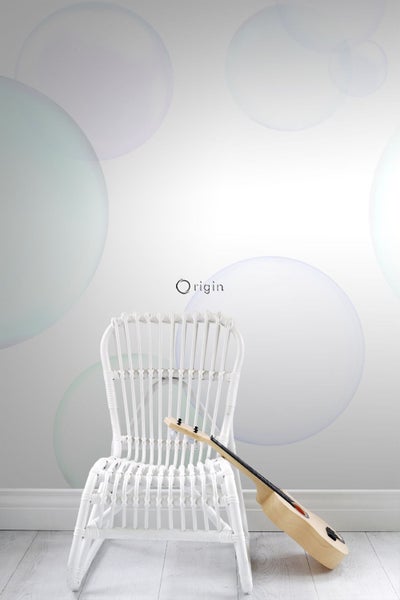 Raumansicht mit Wandtapete, verziert mit einem Sphärenmuster, einem weißen Stuhl und einer Gitarre