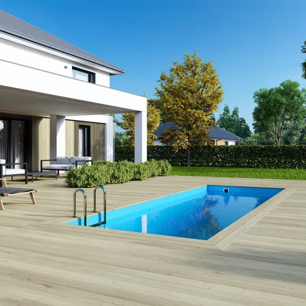Modernes Haus mit eingelassenem Pool und Holzterrasse