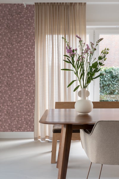 Einrichtungsidee mit Sessel, Wandschrank und gemusterter Tapete für ein wohnliches Ambiente.