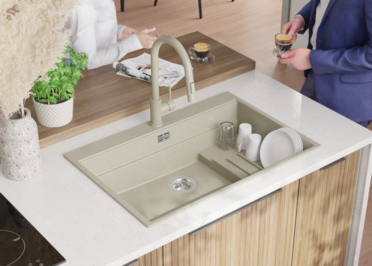 Küchenspüle mit Armatur auf einer Küchentheke