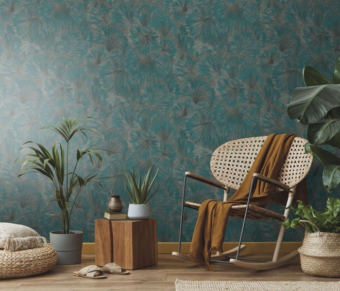 Wohnzimmer mit gemusterter Tapete, Schaukelstuhl und Pflanzen für ein gemütliches Ambiente