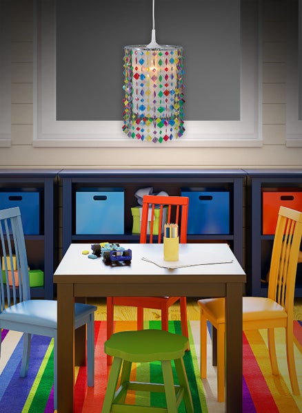 Kinderzimmer mit Spieltisch, Stühlen und einer Hängelampe mit bunten Elementen