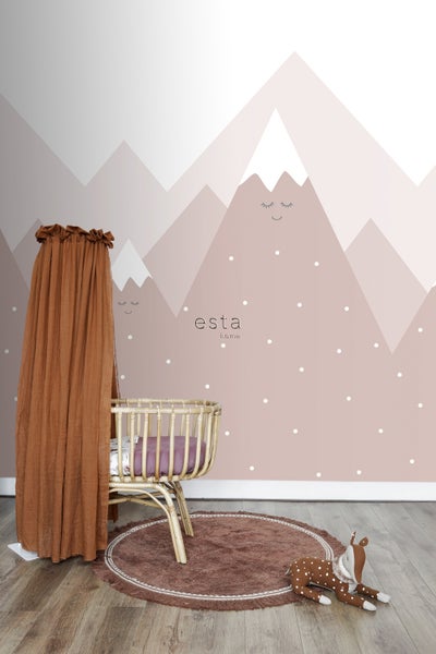 Kinderzimmer mit Himmelbett, Babybett, Teppich und beruhigender Bergtapete