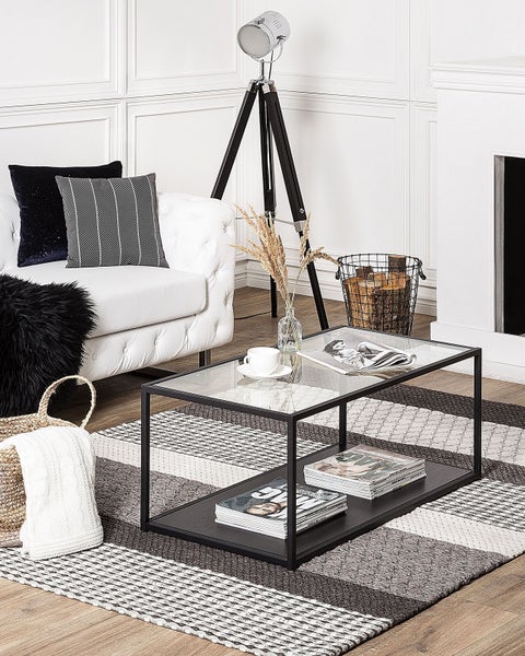 Wohnzimmer mit Couch, Teppich und Couchtisch mit Glasplatte