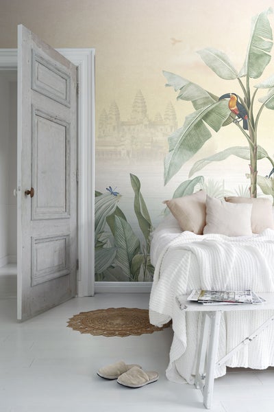 Helles Schlafzimmer mit Wandbild, das eine tropische Szene mit Pflanzen und Tukanen darstellt