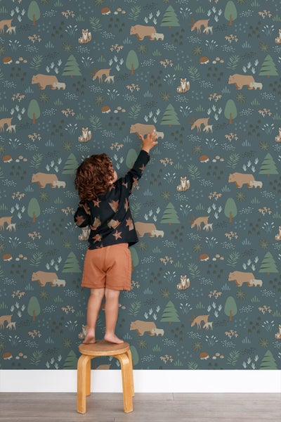 Illustration einer Kindertapete mit Waldtiermotiven im Kinderzimmer