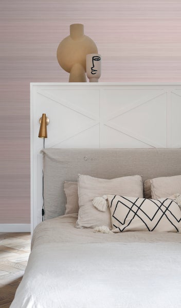 Schlafzimmer mit Bett, Kissen und dekorativen Vasen.