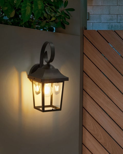 Schwarze Wandleuchte mit klarem Glas