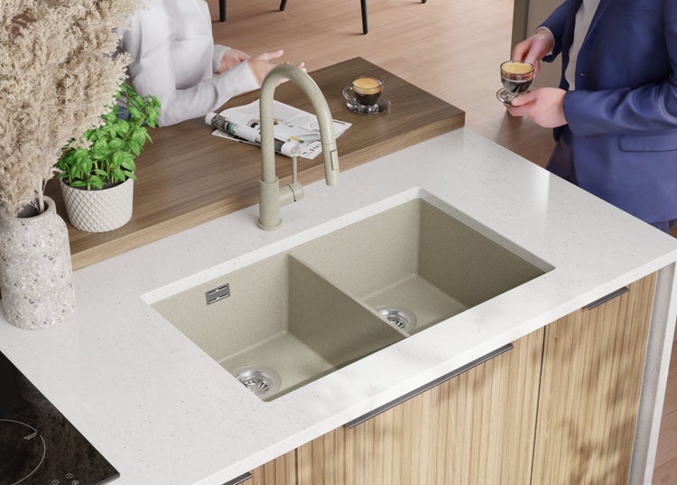 Doppelspülbecken mit Armatur in einer Küchentheke