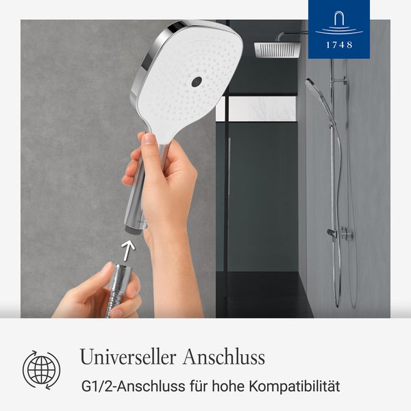 Hände schrauben einen Duschschlauch an eine Handbrause mit universellem Anschluss für Kompatibilität.