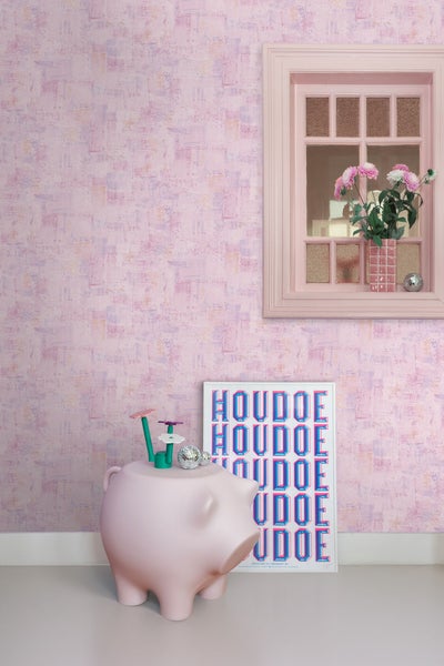 Rosa Raumgestaltung mit Muster-Tapete, Fensterrahmen, Poster und Schweinchen-Hocker