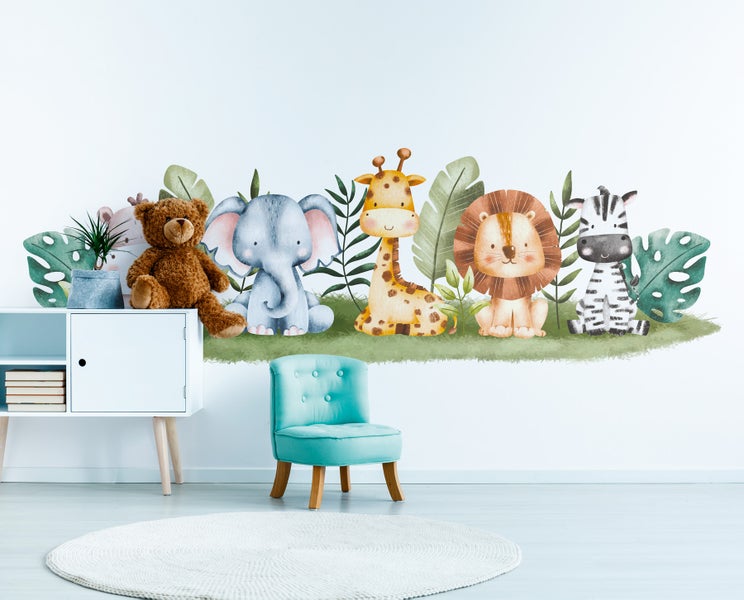 Kinderzimmer mit Wandtattoo von Teddy, Elefant, Giraffe, Löwe und Zebra auf weißer Wand