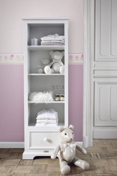 Regal mit Fächern, Schublade und Stofftierdekoration für ein Kinderzimmer
