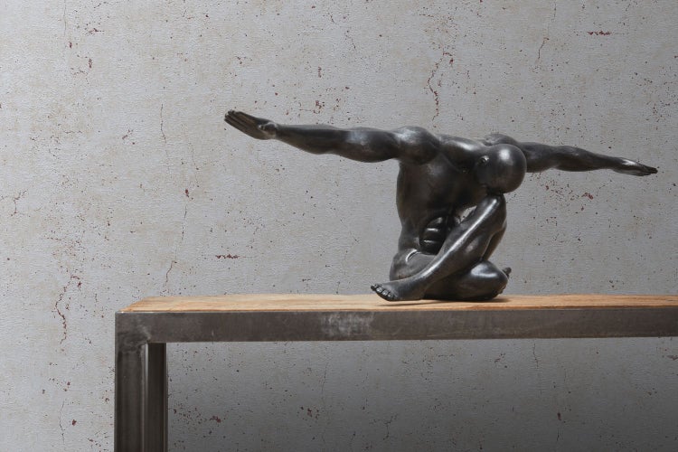 Wohnraum mit grauem Teppich mit Kreismuster und Barhockern