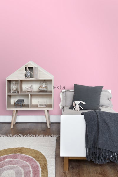 Kinderzimmer mit Puppenhausregal, Bett, Kissen und Teppich im Regenbogen-Design