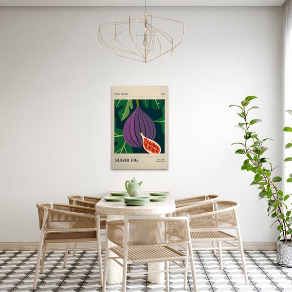Ein Esszimmer mit einem Tisch, Stühlen und einem an der Wand hängenden Feigenkunstdruck.