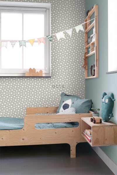 Kinderzimmer mit Holzbett, Regal und Sternentapete