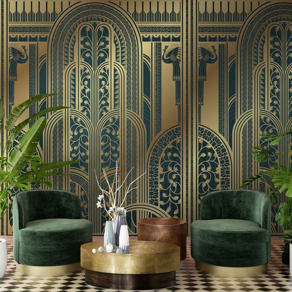 Dekorativer Raum mit Tapete im Art-déco-Stil, Sesseln und Couchtisch