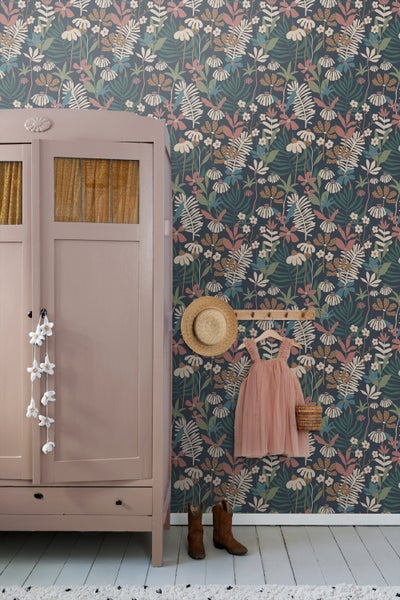 ESTAhome Tapete tropische Blätter und Blüten Dunkelblau und Mehrfarbig - 50 x 900 cm - 130999
