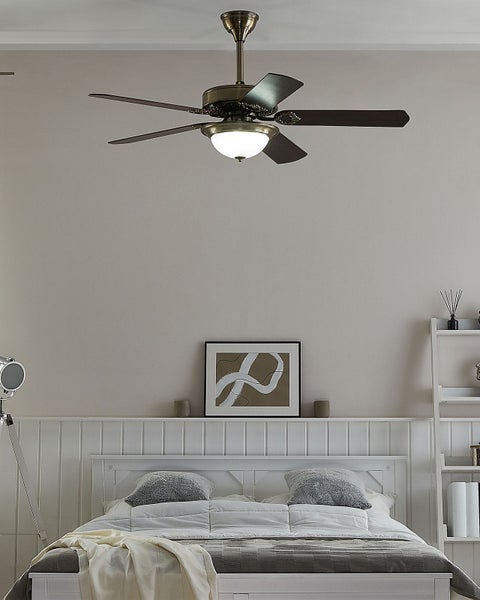 Deckenventilator mit fünf Flügeln und Beleuchtung