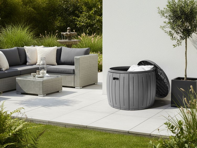 Gartenszene mit grauer Loungegruppe, Couchtisch und runder Aufbewahrungsbox