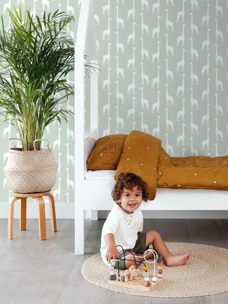 Kinderzimmer mit weißem Himmelbett, Zimmerpflanze und spielendem Kind