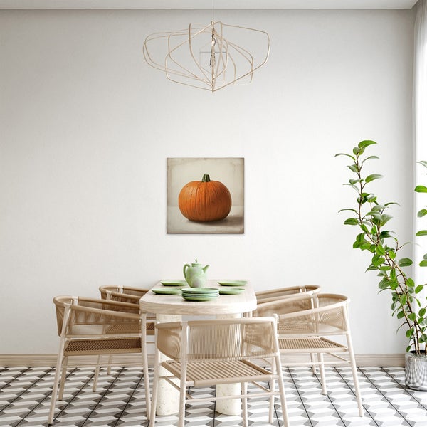 Dekoratives Kürbisbild über einem Esstisch mit Stühlen