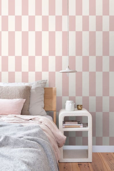 Tapete mit geometrischem Rechteckmuster in Rosa und Weiß im modern eingerichteten Schlafzimmer mit Holzbett und weißem Nachttisch.