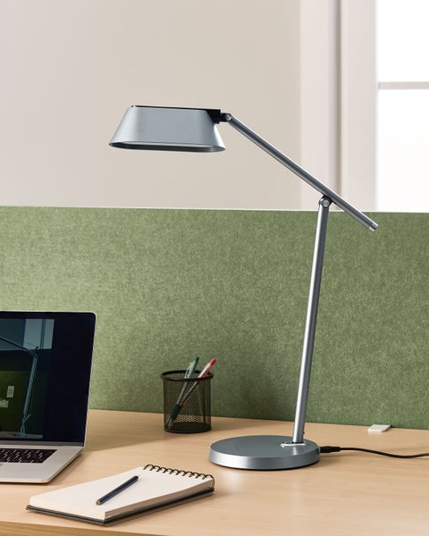Schreibtisch mit Schreibtischlampe, Laptop, Notizblock und Stifthalter für eine organisierte Arbeitsumgebung