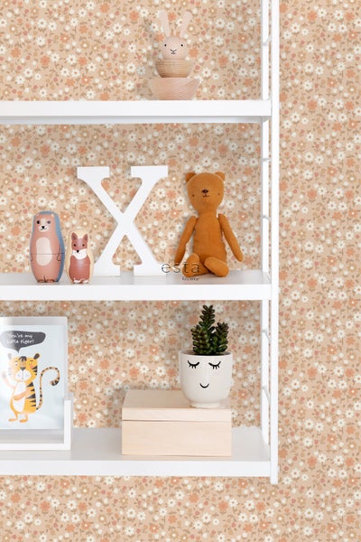 Regal mit Dekorationsgegenständen und einer geblümten Tapete