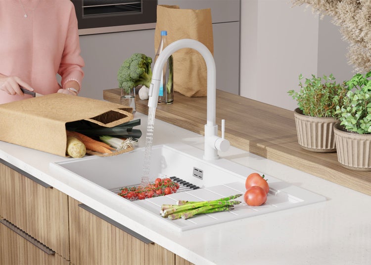 Küchenspüle mit Armatur, Gemüse und Person